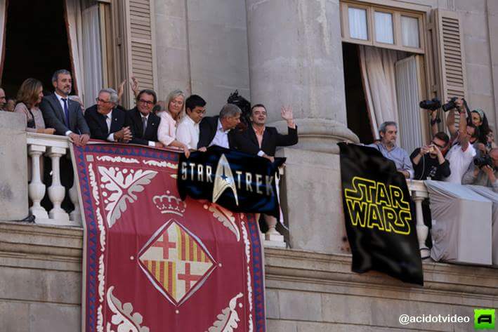 PadresFrikis's tweet photo. Estos trekkies sacando su banderita... Qué poco respeto. #startrek #StarWars #juntespelsi http://t.co/oVz1MHmfow