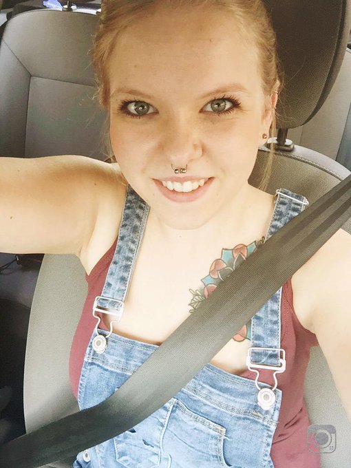 Luna on Tour 😈 #Latzhose #Natural #ungeschminkt #Alltag #FOLLOW http://t.co/GJenQylzn1<a href="/tag/latzhose"class="tags">#Latzhose</a><a href="/tag/natural"class="tags">#Natural</a><a href="/tag/ungeschminkt"class="tags">#ungeschminkt</a><a href="/tag/follow"class="tags"><span>#follow</span></a><a href="/tag/alltag"class="tags"><span>#alltag</span></a>