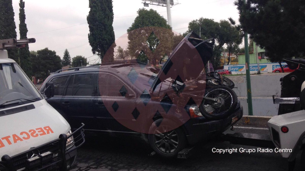 Choque en Viaducto dejó vehículo y moto incendiados - CPwnaDdW8AA6rrq