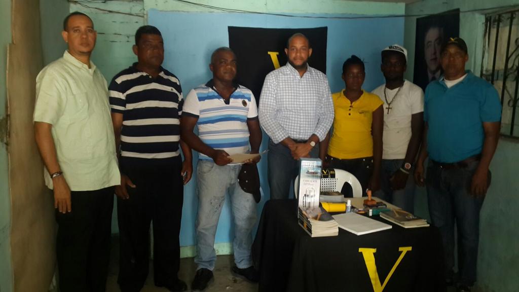 SANJUANCONLAV's tweet photo. Supervisores PVR de visita en nuestro  local #rumboalreconomiento @sotojimenezv @DanielGuillenG @irciagk15 @verasjjj http://t.co/3DMU9bbLFn