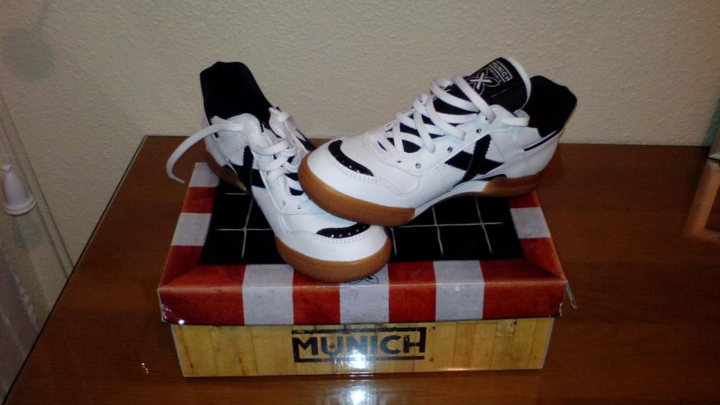 AugustOssorio's tweet photo. Os gustan las zapatillas Múnich que me llegaron? Estoy pensando sortearlas ¿queréis? RT http://t.co/9OYJ2nUqEd