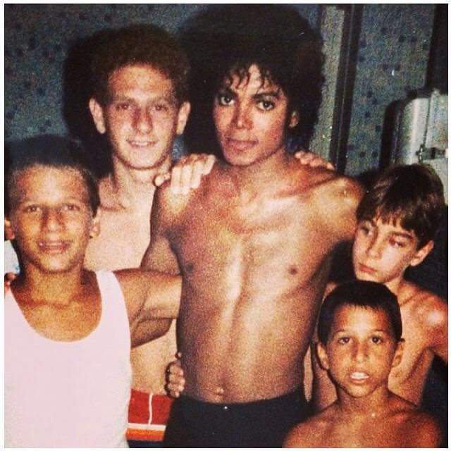 MoonwalkerFever's tweet photo. #MichaelJackson SHIRTLESS!! http://t.co/IBbjAQPx9K