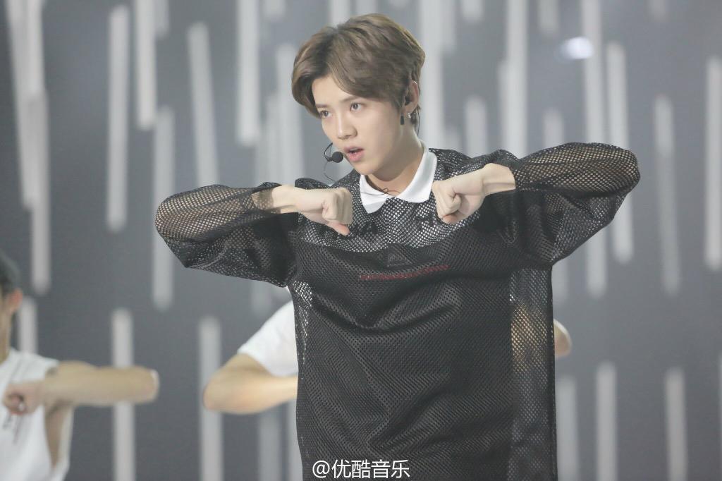 luchiz4qx's tweet photo. 幸せな夜を
#鹿晗我爱你 #AlwaysSupportLuhan #BeWithLuhan #루한사랑해 #Luhan_I_LOVE_YOU #LuhanFirstMiniConcert http://t.co/kHaBUZKe6g