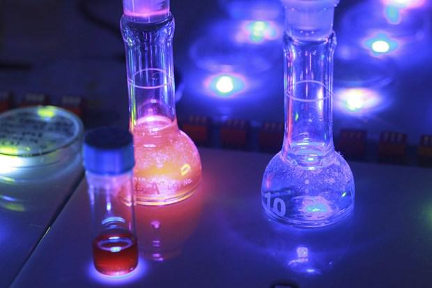coolblu2's tweet photo. This lab makes phone batteries that charge in 30 seconds (Wired UK) http://t.co/hqLJ76FYEt http://t.co/6oYs4ssQxw