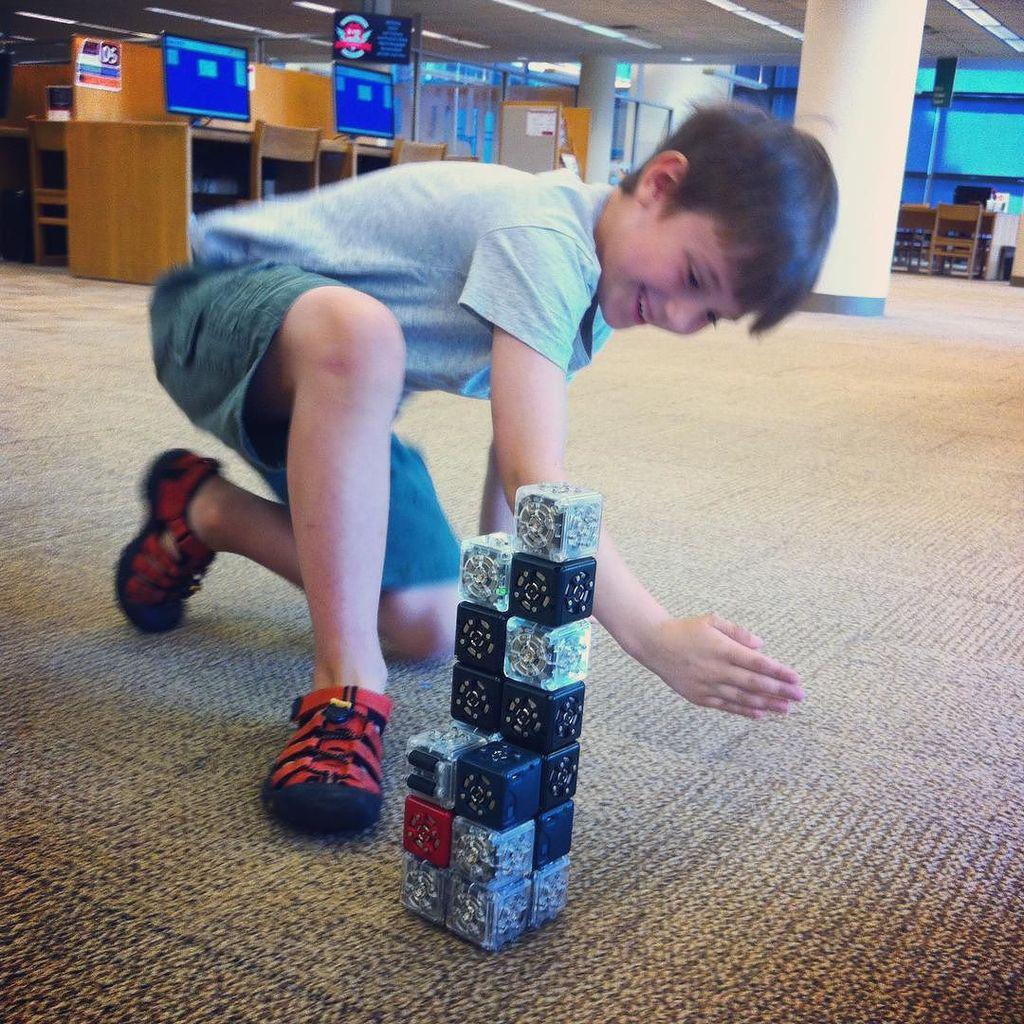 thewalkinggreen's tweet photo. Training his new pet robot. #makerspace #cincinnatipubliclibrary http://t.co/VzSPoUKiI5 http://t.co/GSLAOgB74v