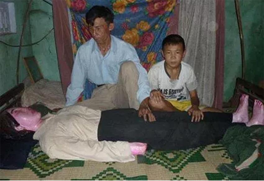 weirdlifecom's tweet photo. Vietnamese Man Still Sleeps with His #Dead #Wife : http://t.co/cq8uT46QEo Please RT #People http://t.co/dKiR48fqRg