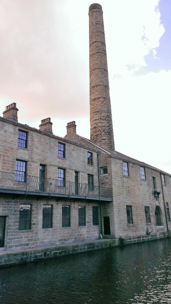 bexxym40's tweet image. Nice walk around #WeaversTriangle today with @Archaeology_UoS @heritagelottery. Slaters Terrace looking good!