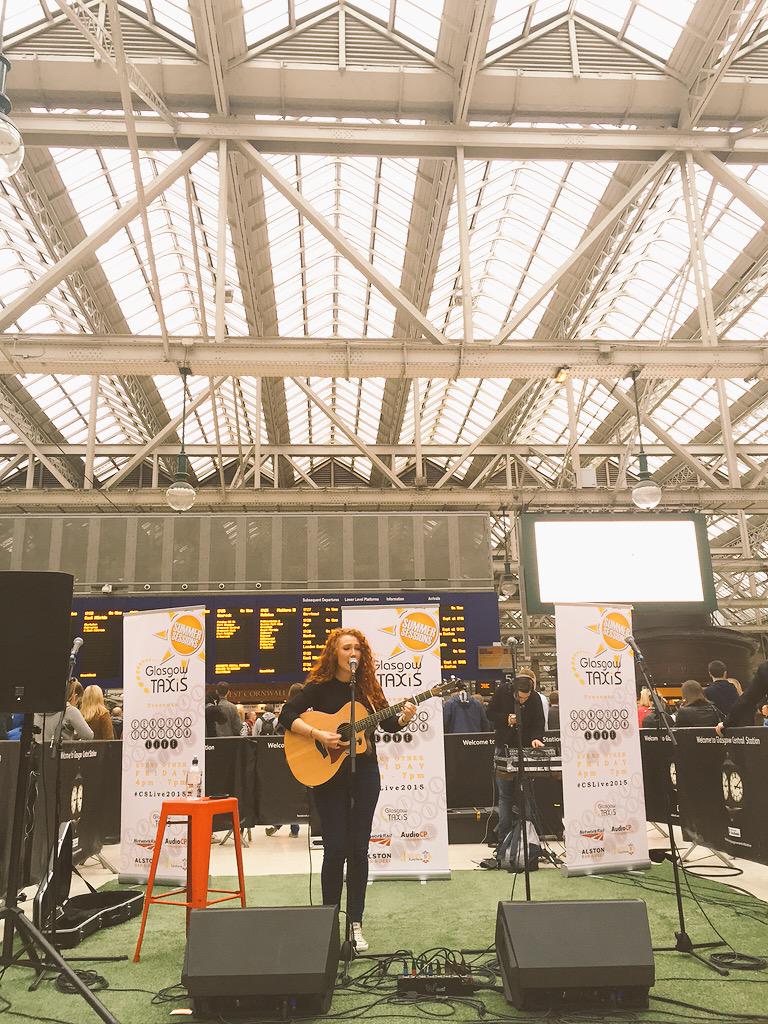 CSLiveGlasgow's tweet photo. Sophie Rogers bringing life to the station! http://t.co/C2RhYWZ450