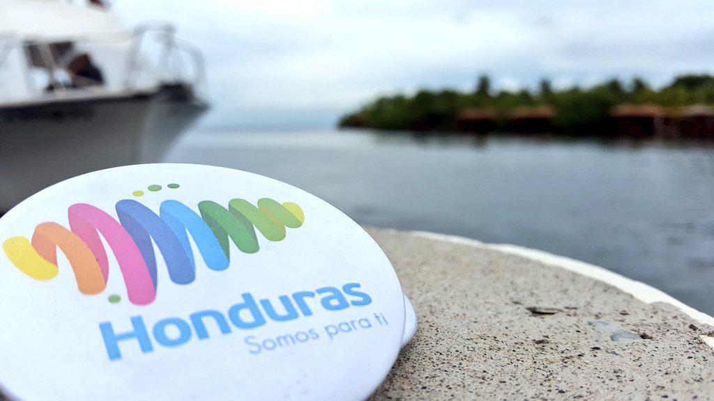 marcaHONDURAS's tweet photo. Siéntete orgulloso de la imagen gráfica que representa a #Honduras en el mundo.

#SomosTierra
#SomosMar
#SomosParaTi http://t.co/7c8qXkyiKh