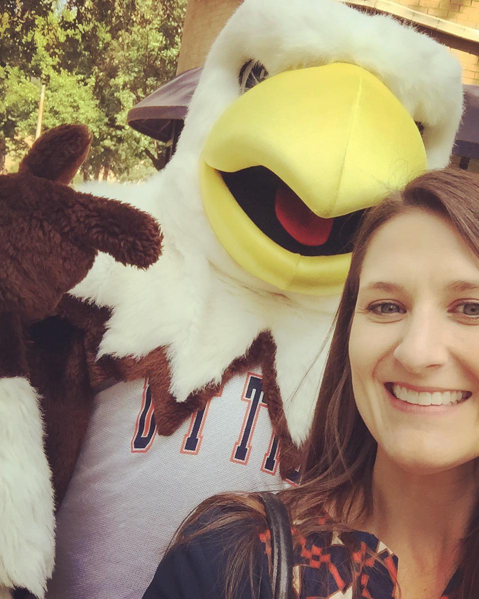 uttylerbaas's tweet photo. Ran into Swoop today! Happy Friday, Patriots! #uttylerbaas http://t.co/gDhYebzFMY