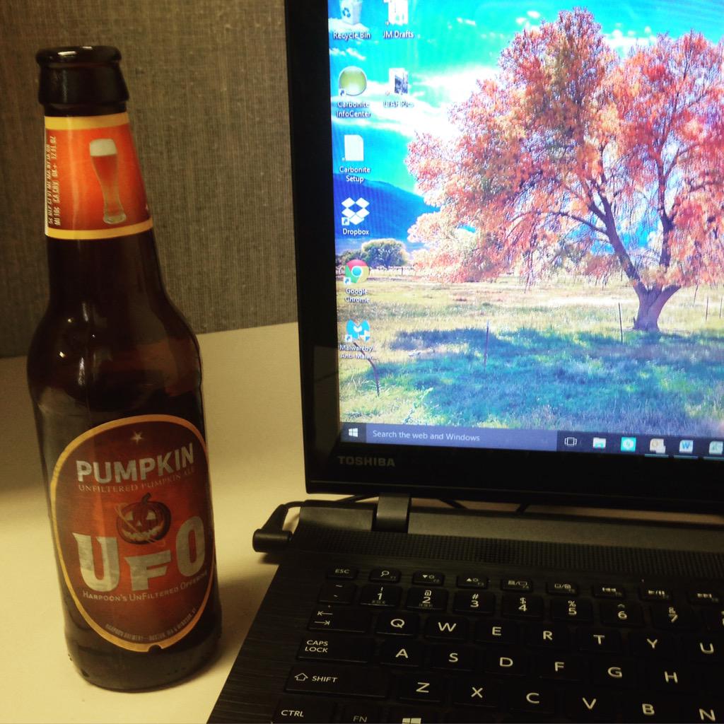 JackieCM1's tweet photo. Fall Friday at the office #friYAY http://t.co/3sQj5DZRW8