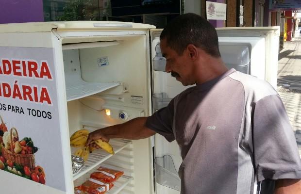 "<a href="/g1/">g1</a>: Geladeira em calçada de Goiânia oferece comida de graça para população carente glo.bo/1NS9kPC "

Shooww!