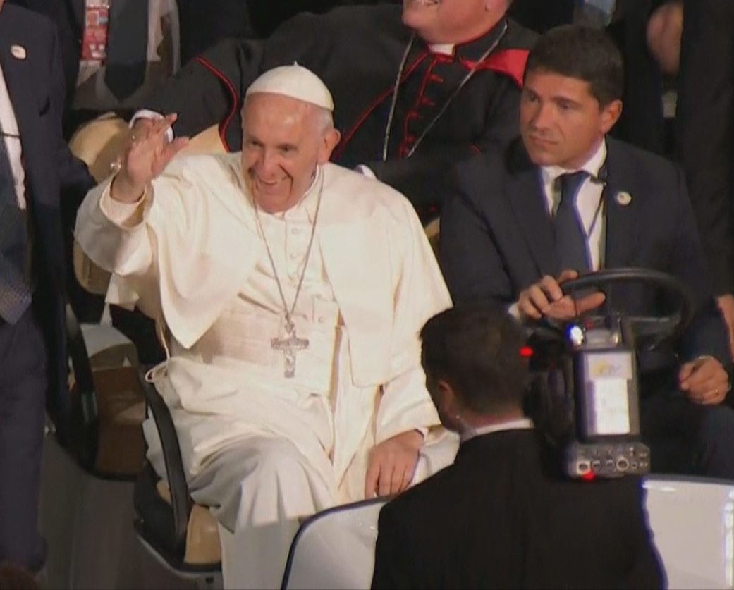 Pope Francis has arrived at Madison Square Garden to celebrate mass. bit.ly/1LbM1Sb?utm_me… http://t.co/26Q3NtywNF