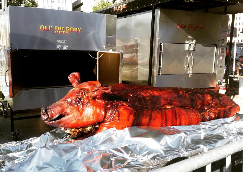 Pappy's Smokehouse going whole hog at #QintheLou! #BBQ #stlouis <a href="/PappySmokehouse/">Pappys</a>