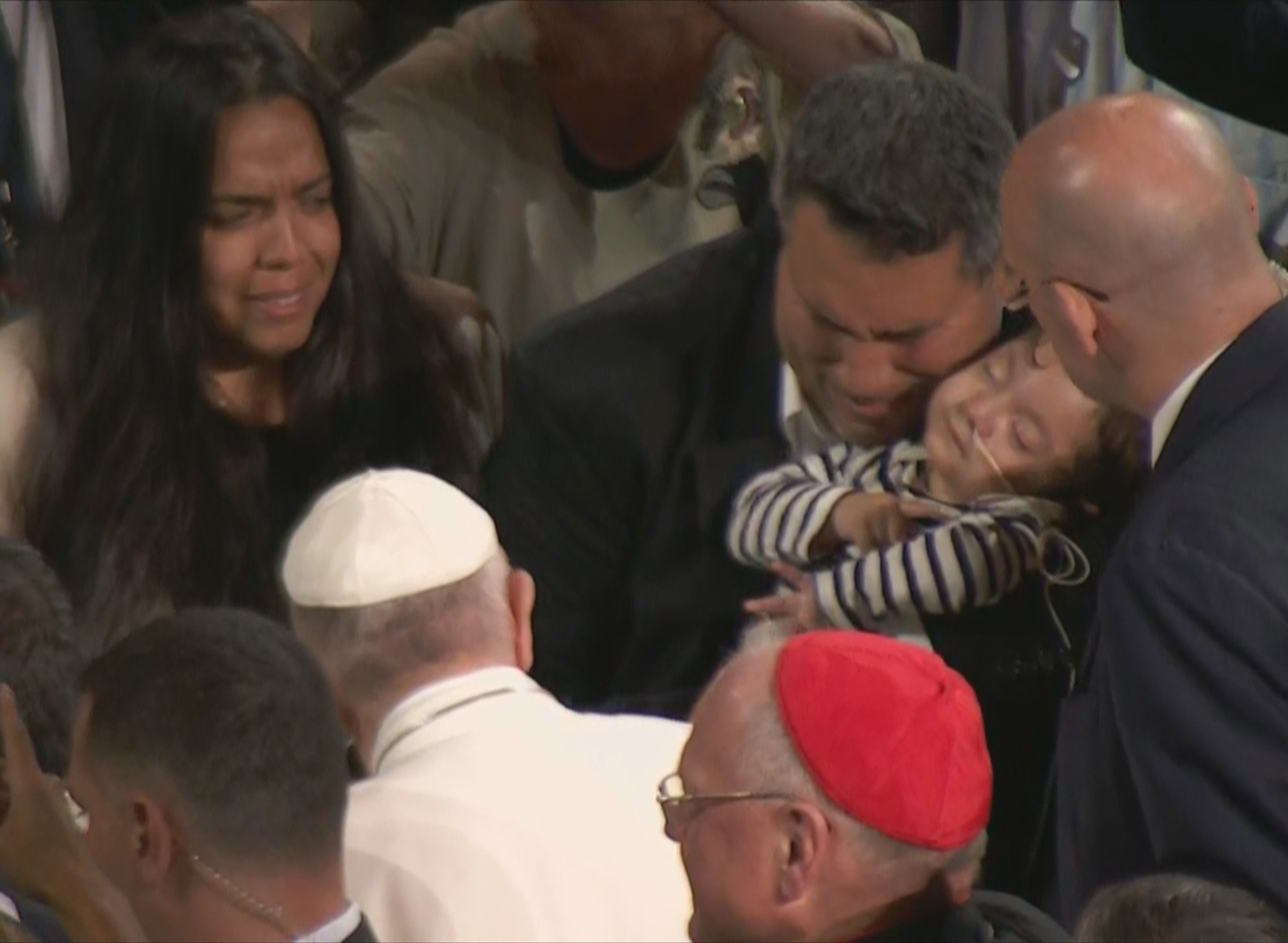 Pope Francis blesses a child upon arriving @ Madison Square Garden, where he'll celebrate mass bit.ly/1LbM1Sb?utm_me… http://t.co/bkwhOgmf22