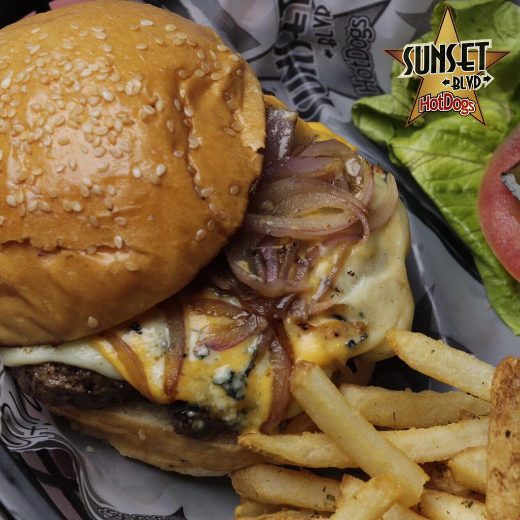 SunsetHotDogs's tweet image. BRAVEHEART con queso americano, cheddar, queso azul y cebollas salteadas, para empezar el fin de semana! #Medellin