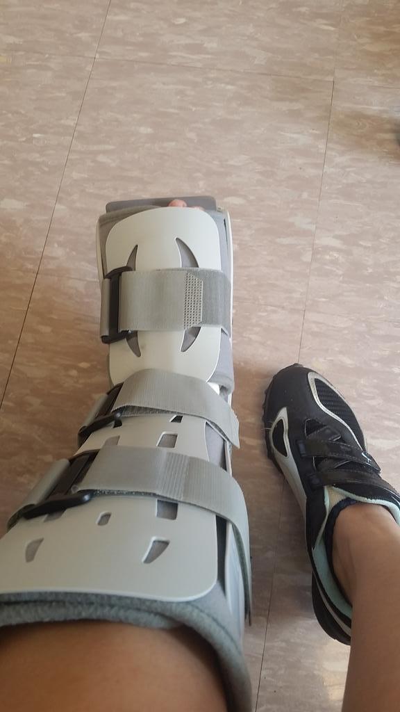 chengzhiyu's tweet photo. #Freedommmmmmmmmmm!!! ...but back in the air boot cast &amp; still no weight bearing. #soclose #CyborgJen http://t.co/upRdWLYK2g