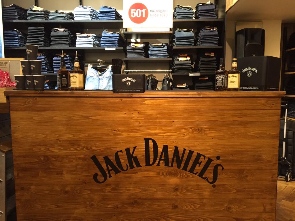 Working a cheeky <a href="/JackDanielsUK/">jackdanielsuk</a> bar this evening in <a href="/LEVIS/">Levi's®</a> Brent Cross! #barrave #freedrinks