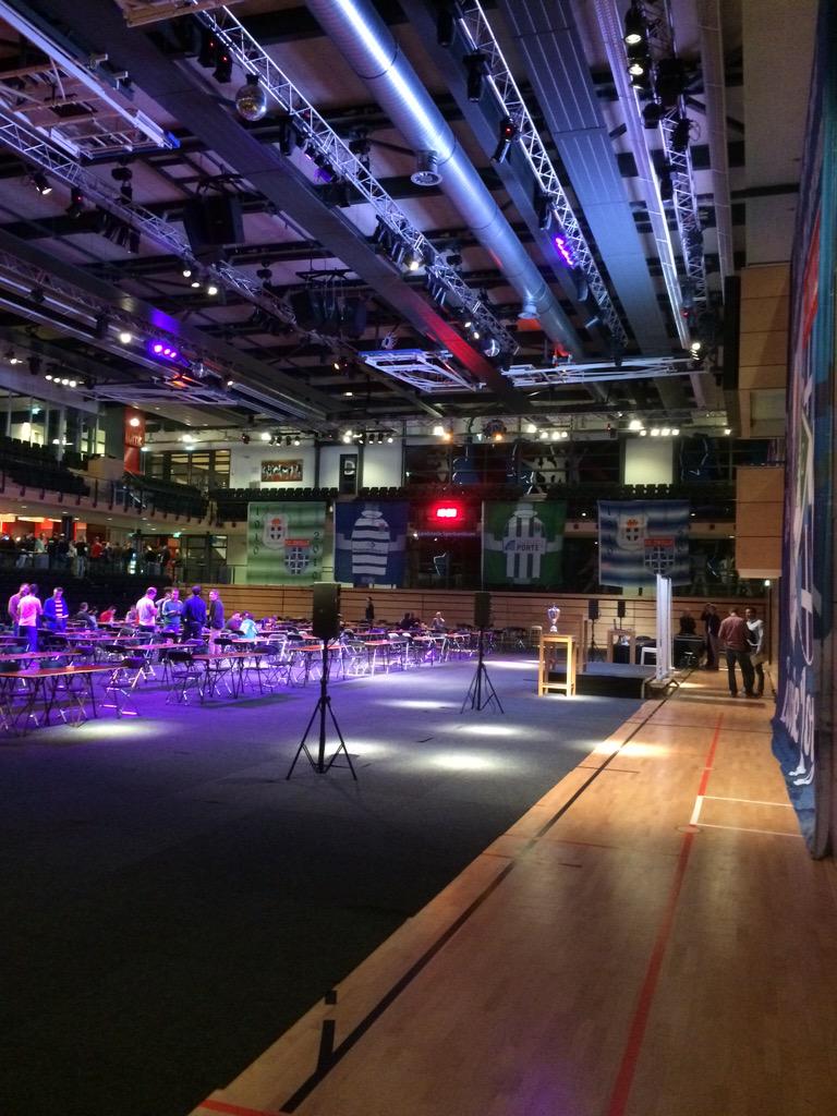 We gaan bijna beginnen <a href="/voetbalquiz038/">voetbalquizzwolle.nl</a> ! Mooie locatie! <a href="/LandstedeSport/">Landstede Sportcentr</a>. Presentatie samen met <a href="/IvarvanDinteren/">Ivar van Dinteren</a>