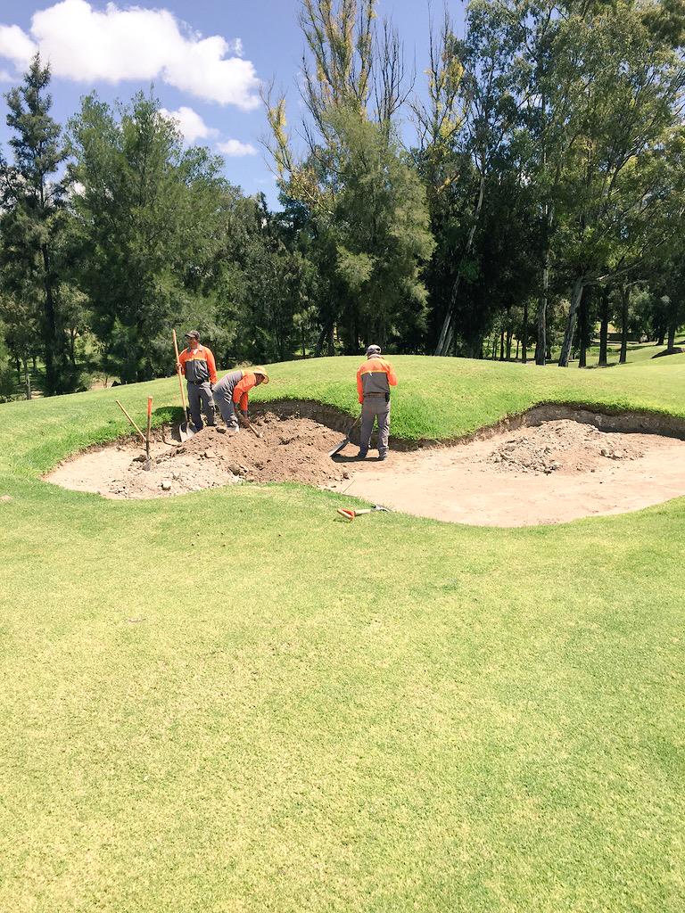 Golf_Latino's tweet photo. Personal del #Malanquin trabajando para dejar el mejor escenario para la 2ª Edición de la #CopaGolfLatino http://t.co/D61GWg0eIE