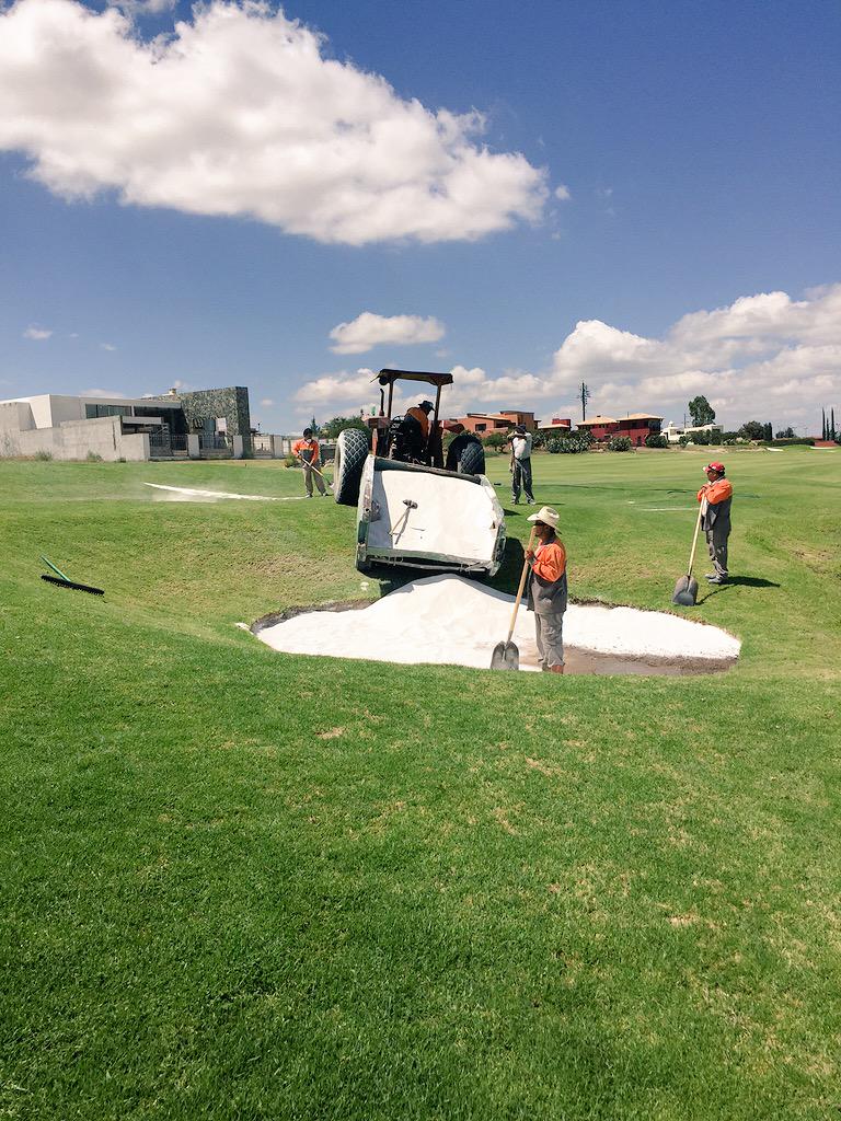 Golf_Latino's tweet photo. Personal del #Malanquin trabajando para dejar el mejor escenario para la 2ª Edición de la #CopaGolfLatino http://t.co/D61GWg0eIE