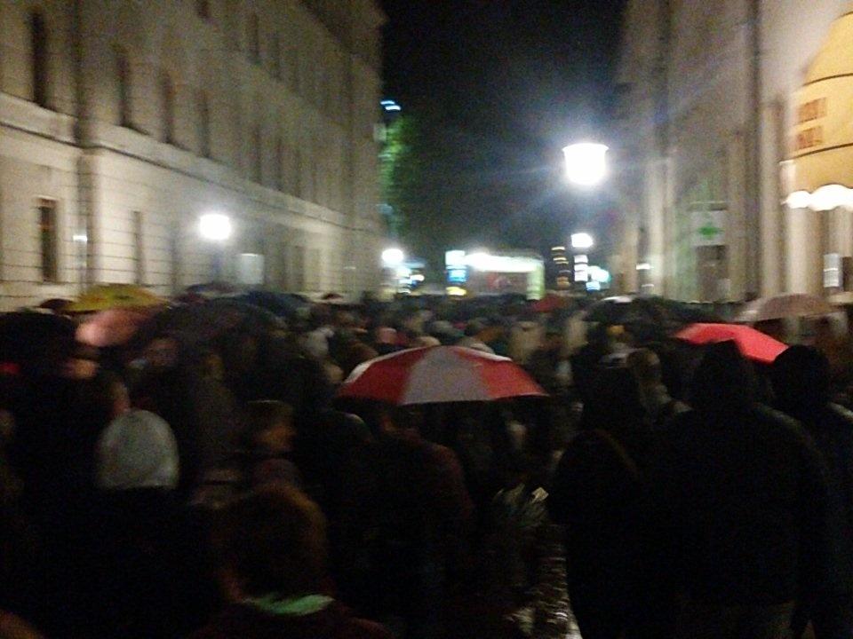 DinamoPress's tweet photo. Ljubljana: il corteo canta 'siamo tutti #antifascisti' e #welcomerefugees  @global_project #openborderscaravan http://t.co/KQamwXqMtV
