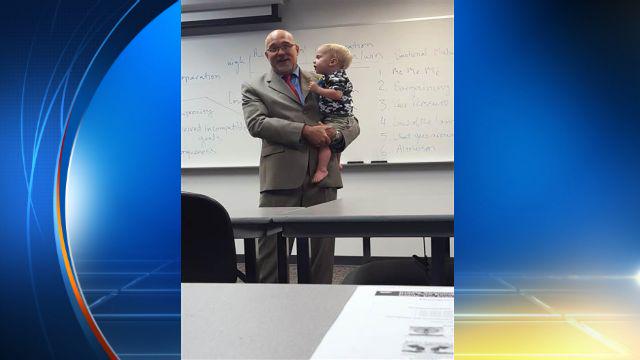 KPRC2's tweet image. College professor's touching gesture leaves single mom in tears
bit.ly/1MO6E70?utm_me… #kprc2 #DeVryUniversity