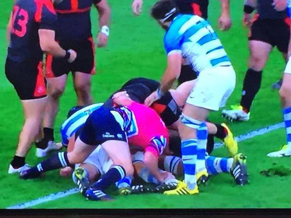 DKEXPsport's tweet photo. RT RugbySpy: JP Doyle taking tips from RichieMcaw #SIDEENTRY #RWC2015 #IBIZA10S http://t.co/XXu2ZMyIqT