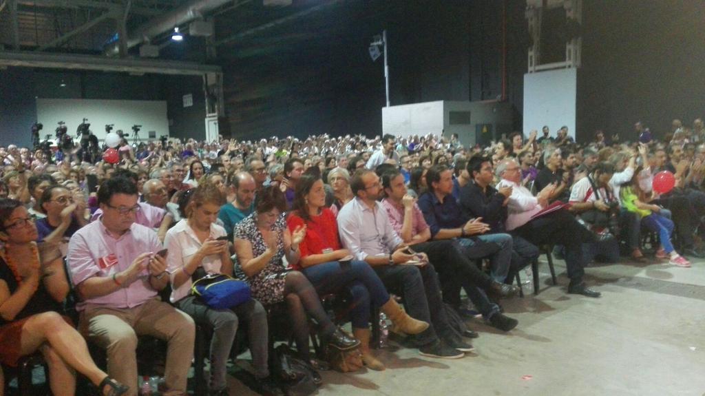 ConstConfluents's tweet photo. A la Farga de l'Hospitalet amb @catsiqueespot "som molt@s més dels que ells volen i diuen" #UnVotPerLaGent http://t.co/cq8BuDMZMw