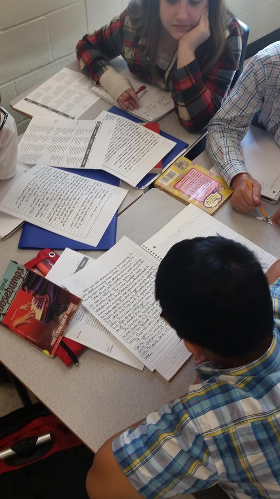 MsLyon1's tweet photo. Looking thru 7th grade STAAR writing so we can improve in our own personal narratives due in 2wks! #KillianMustangs http://t.co/Neg7rgirwz