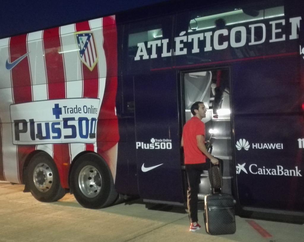 Atleti's tweet photo. Ya estamos en el aeropuerto de Castellón; nos dirigimos a nuestro hotel en Vila-real #AúpaAtleti #VillarrealAtleti http://t.co/HINphKqXBT