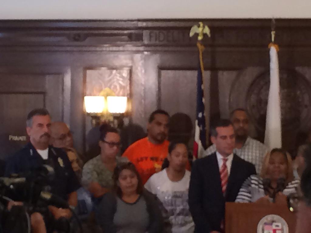 LA Mayor Garcetti / Chief Charlie Beck bringing LA communities together to #stop the violence.