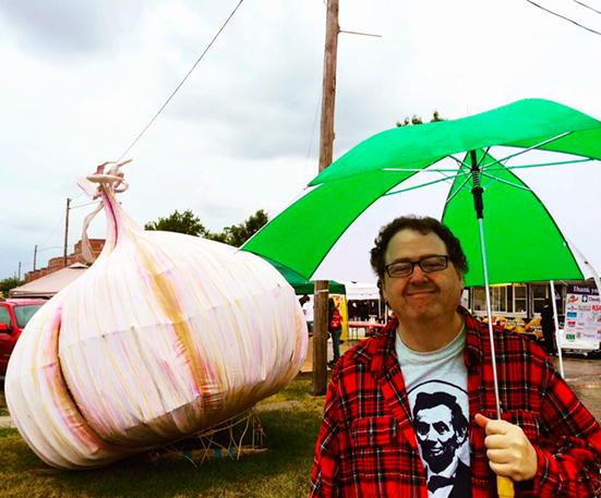 markowitzd's tweet photo. Garlic and rain http://t.co/uMMfAJYFqd