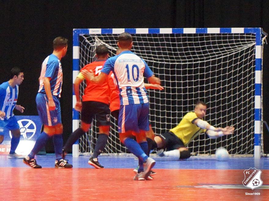 FOTO: De inzet van Iliass el Attabi wordt gestopt door keeper Coen Burg. #fckFCE