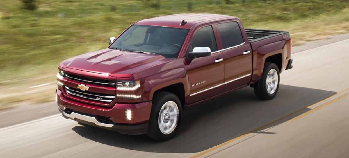 andrewpcollins's tweet photo. Man, new Silverado look's already grown on me. Even love how crazy that hood is! http://t.co/fLJSVlTE7x http://t.co/VuQlRIzzYZ