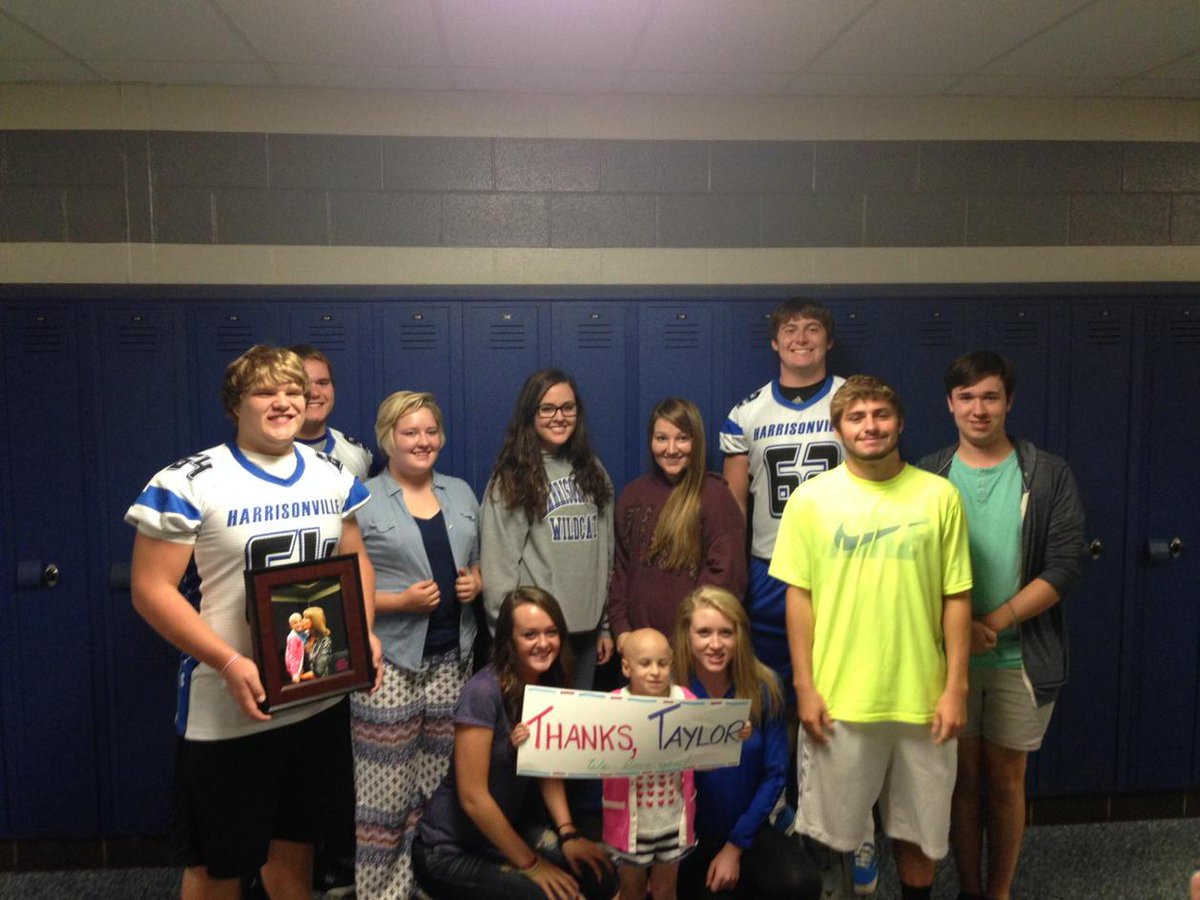 HHSWildcat1's tweet photo. Celebration! Thanks Jordan! #taylormeetjordan http://t.co/4HrtfGSEUM