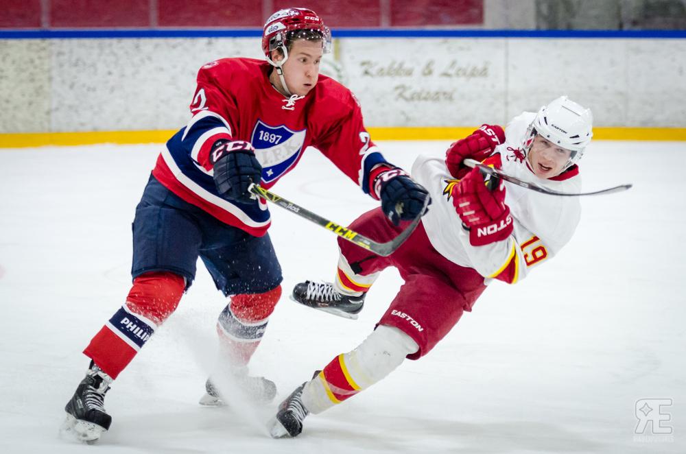 r1kuexposures's tweet photo. Kollien Valtteri Lemmetty taklaa Jokerit A:n Samu Tuomistoa. #HIFK #Kollit #Jokerit @HIFKHockeyU20 @Jokerit_A http://t.co/MtjdUjlCIm