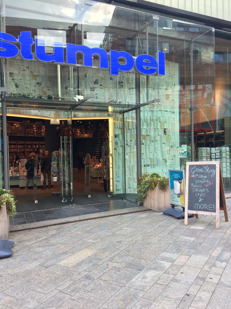 Jongeren van Doenersdreefzorg en de Stumpel grootste boekwinkel van Almere  maakt mensen gelukkig