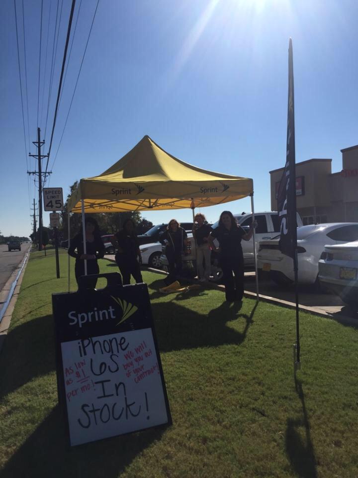 erinkorski's tweet photo. On launch day, we don't wait for customers, we go get them! #wirelessview #clovis! @SprintCentral @stoner1208 http://t.co/vuhDDgFenW
