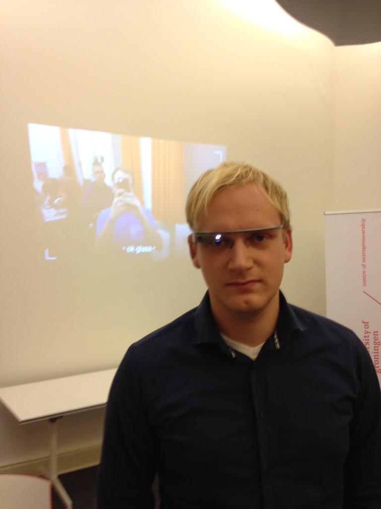 Nu een praatje van @altijdslimmer over de #googleglass. #GRRN #NLRN
