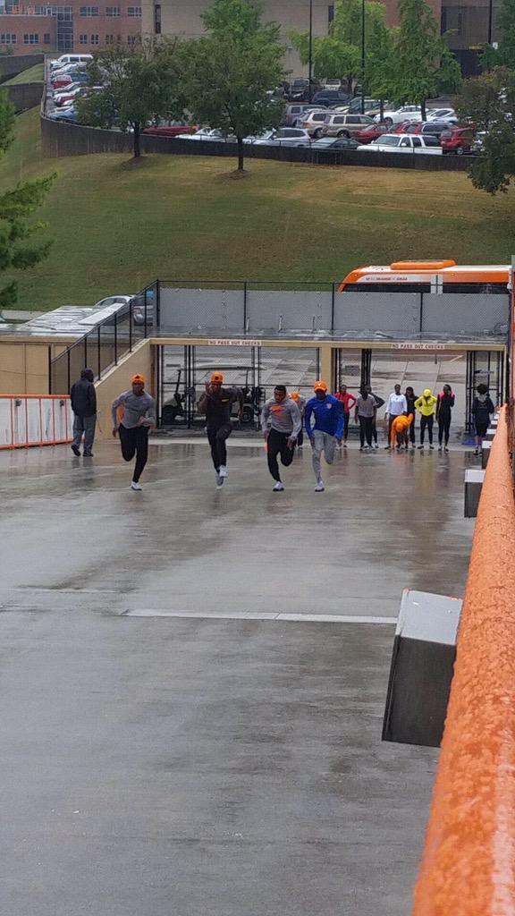 Vol_Track's tweet photo. Rain doesn't stop the Vols! #VolTrack http://t.co/LVQuDNLy88