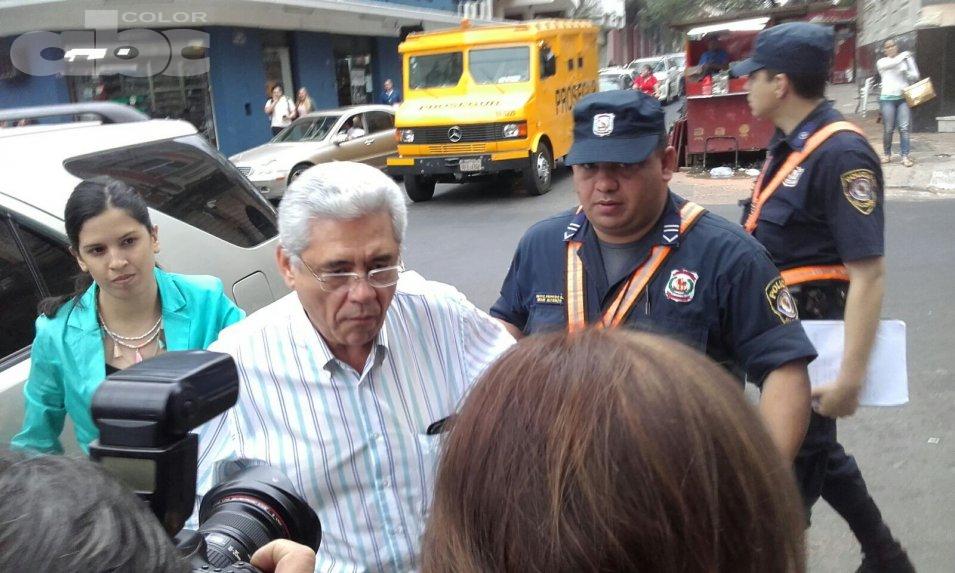 CVAMediosPY's tweet photo. "Rector se entrega y renuncia" vía @abcdigital #UNAnotecalles #CorrupciónUNA http://t.co/IfFKOAZUu1 http://t.co/CBNveWUk3x