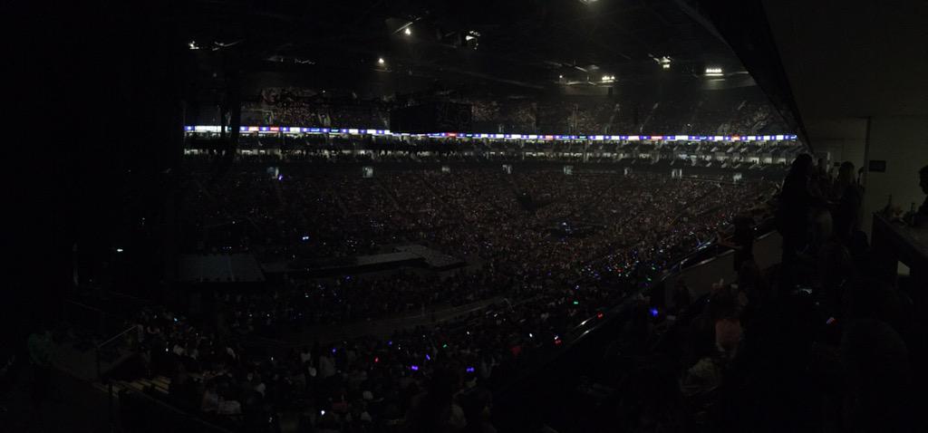 damoakaflash's tweet image. I think this One Direction group are quite popular! #iPhone6sOnO2 #WearTheRose