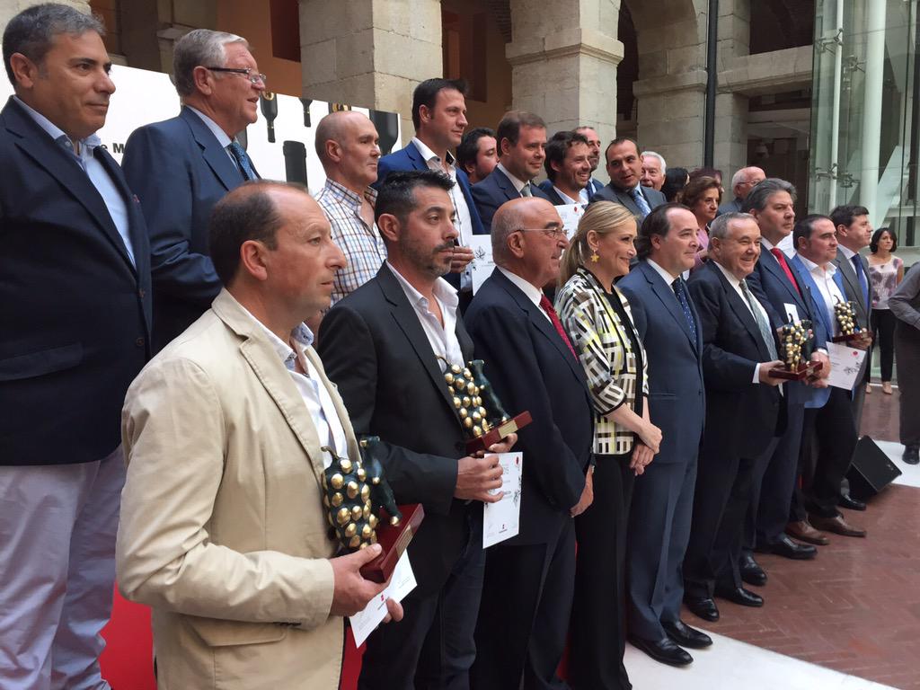 @ccifuentes con los premiados en la Gala de hoy. Grandes vinos Madrileños. Enhorabuena a todos!!! #productosdeMadrid