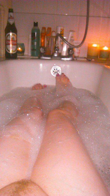 Best way to end a long day! #beer and bubbles :) http://t.co/V7QhYvg8Xd<a href="/tag/beer"class="tags">#beer</a>