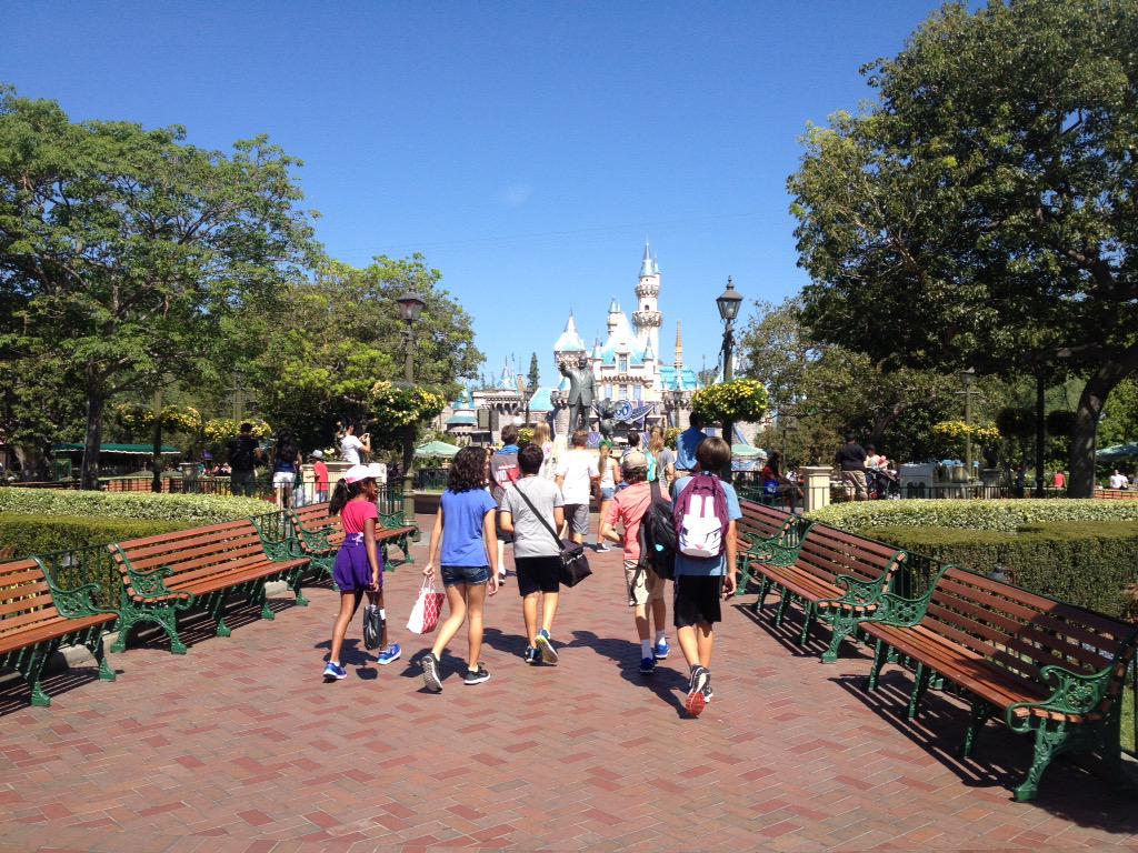 mrdecking's tweet photo. First 6th grade field trip of the year @Disneyland. Learning about #leadership &amp; #teamwork with #YES program. http://t.co/vXKKQ8U8ES