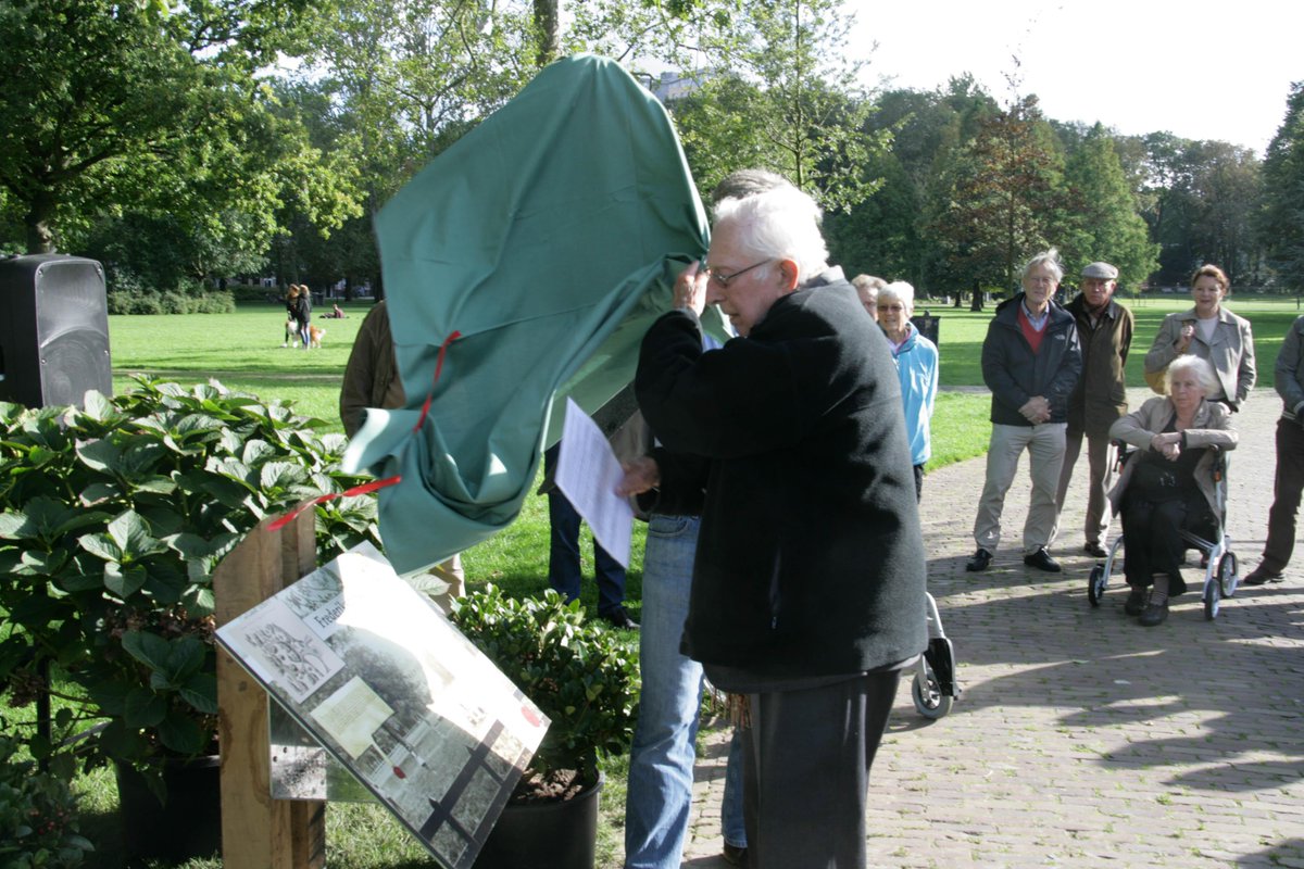 Dirk Bloemers onthult plaquette in Frederikspark. Zie: bit.ly/1WnOgDL