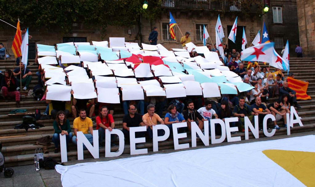 Dues imatges del mosaic de #GalizaConCatalunya. Per la llibertat dels pobles i lá democràcia #27S