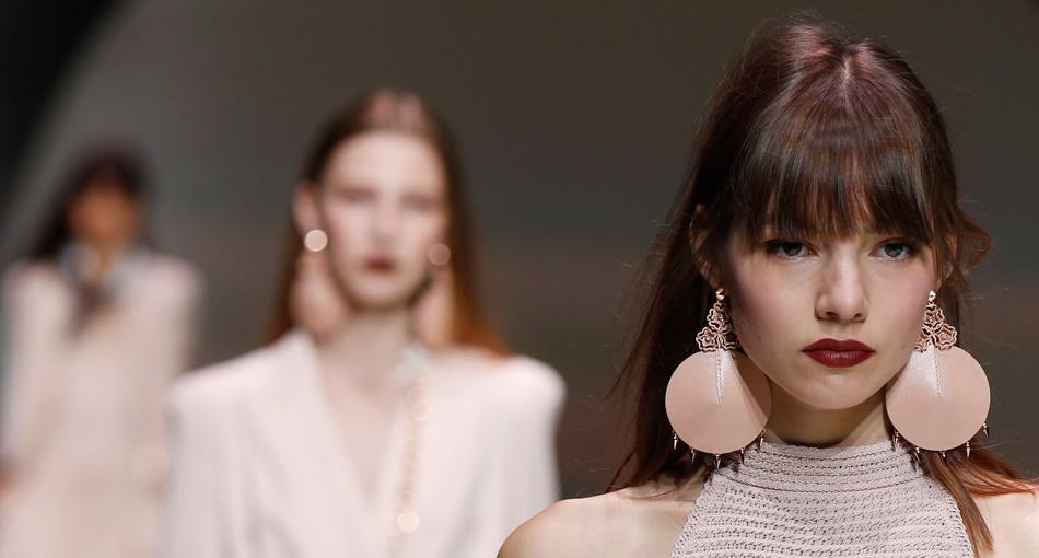 VogueSpain's tweet photo. Las prendas y accesorios de tu futuro armario están aquí. Todo #MFW http://t.co/TMfqCirzW6 http://t.co/Ph3HNL49Co
