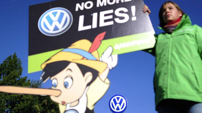 bbcmundo's tweet photo. Por casualidad: así se descubrió el engaño que tiene a Volkswagen en su peor crisis http://t.co/0T9r63JG76 http://t.co/V9LjmTVrII